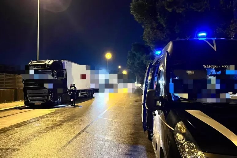 Bari, ubriaco alla guida del tir: camionista denunciato
