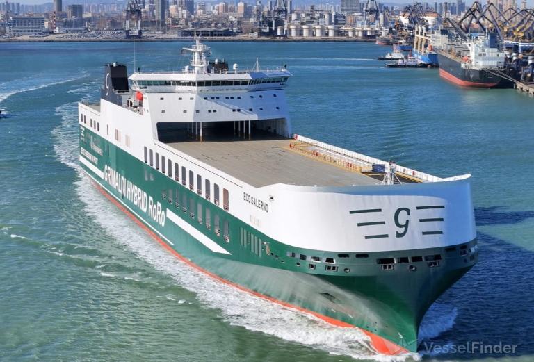 La nuova nave ibrida Grimaldi su rotta Catania-Brindisi-Ravenna