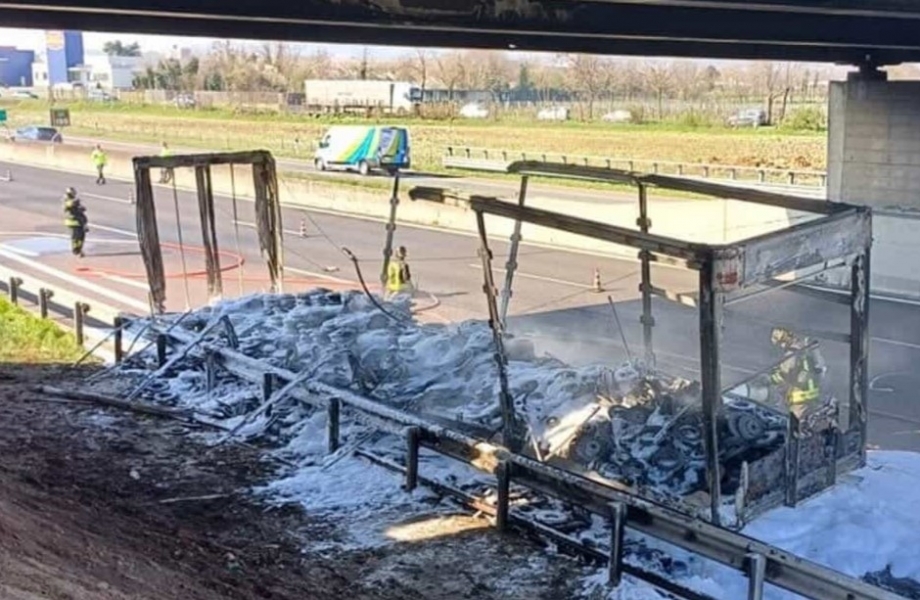 Camion in fiamme sull'A4: nessun ferito ma forti disagi alla circolazione