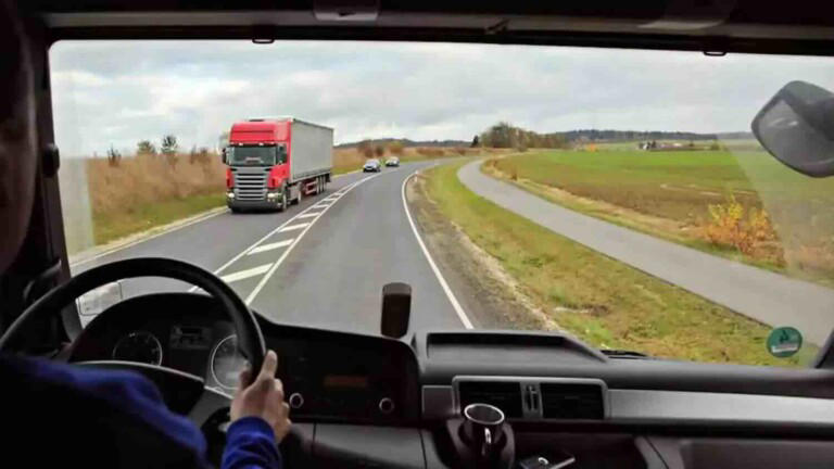 GPS sui camion per monitorare i dipendenti: 50.000 euro di multa ad azienda di autotrasporto