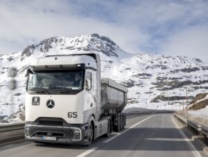 Camion a celle a combustibile: Daimler Truck testa i primi prototipi sulle Alpi svizzere