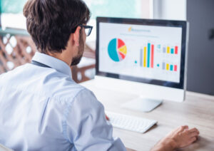 Un-professionista-del-procurement-che-analizza-dati-su-un-monitor-Transportonline-Approfondimenti