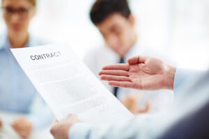 Una mano che stringe un accordo sopra un contratto - Approfondimenti - Transportonline