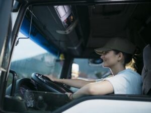 Patenti di guida: le nuove norme avvicinano i giovani al mondo del trasporto