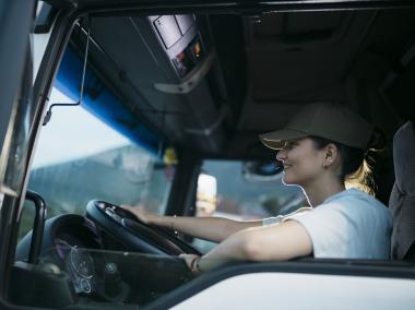 Patenti di guida: le nuove norme avvicinano i giovani al mondo del trasporto