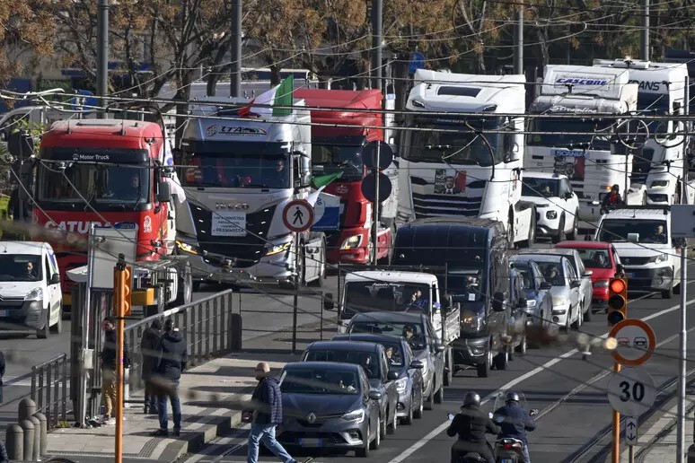 Usb, proclamato sciopero ad oltranza per l'autotrasporto