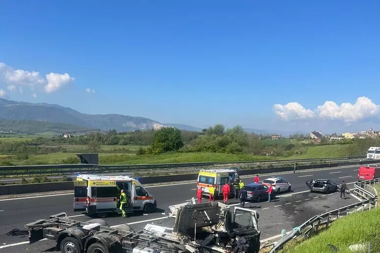 A1, grave incidente fra 2 camion e 3 auto
