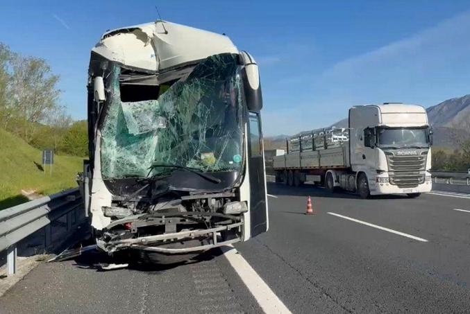 A21, violento scontro tra autobus e camion