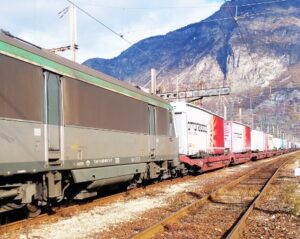 Stop all'Autostrada Ferroviaria Alpina: trasporto merci da Torino a Lione torna su gomma