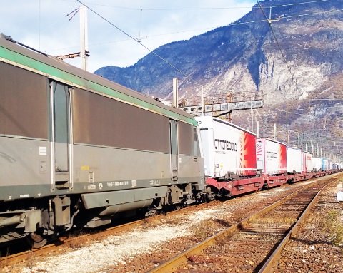 Stop all'Autostrada Ferroviaria Alpina: trasporto merci da Torino a Lione torna su gomma
