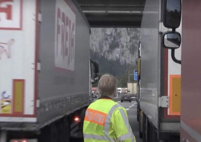 Controlli mezzi pesanti ai confini: l'Austria proroga le ispezioni fino a ottobre 2025