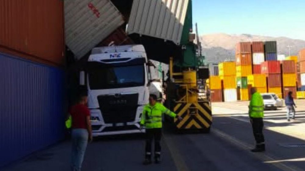 Container crollano su un camion, tragedia sfiorata al porto di Genova