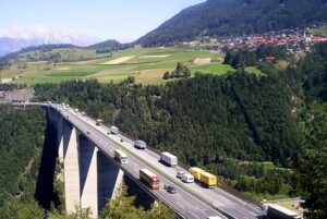 Brennero, divieti mezzi pesanti nei giorni festivi: stop il 29 maggio, 9 e 19 giugno 2025