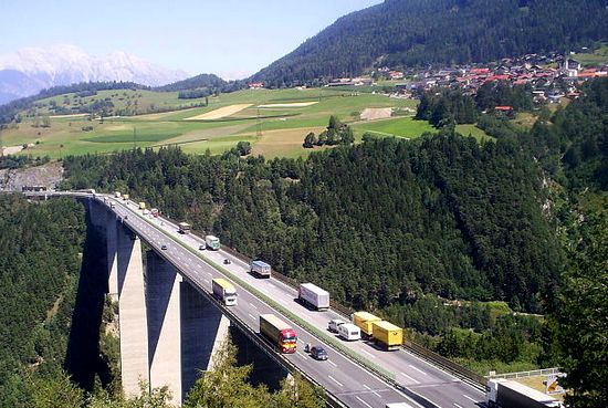 Brennero, divieti mezzi pesanti nei giorni festivi: stop il 29 maggio, 9 e 19 giugno 2025