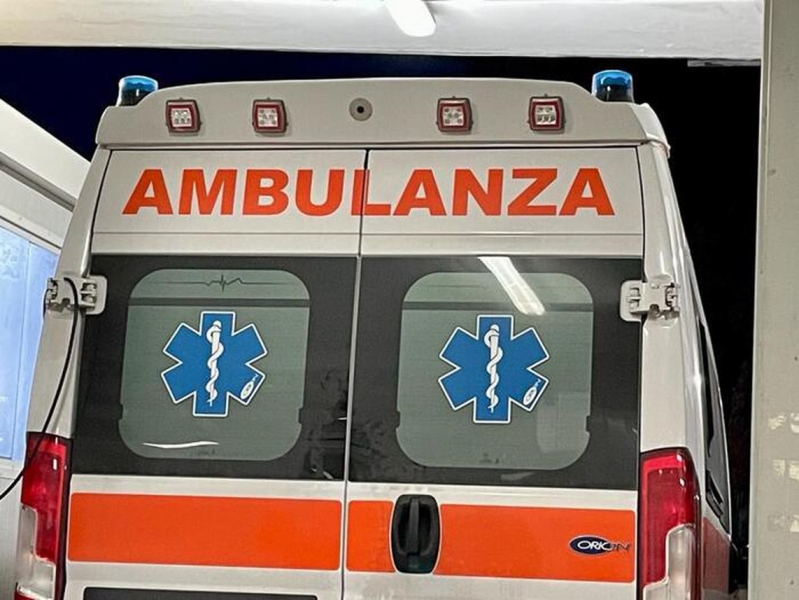 Camion si ribalta, l'autista si lancia fuori dalla cabina: grave 59enne