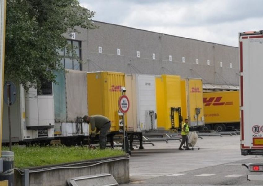 Carpiano, operaio muore travolto da motrice nel polo Dhl