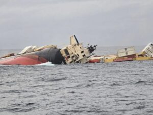 Nave cargo ribaltata al largo delle coste indiane: rischio disastro ambientale