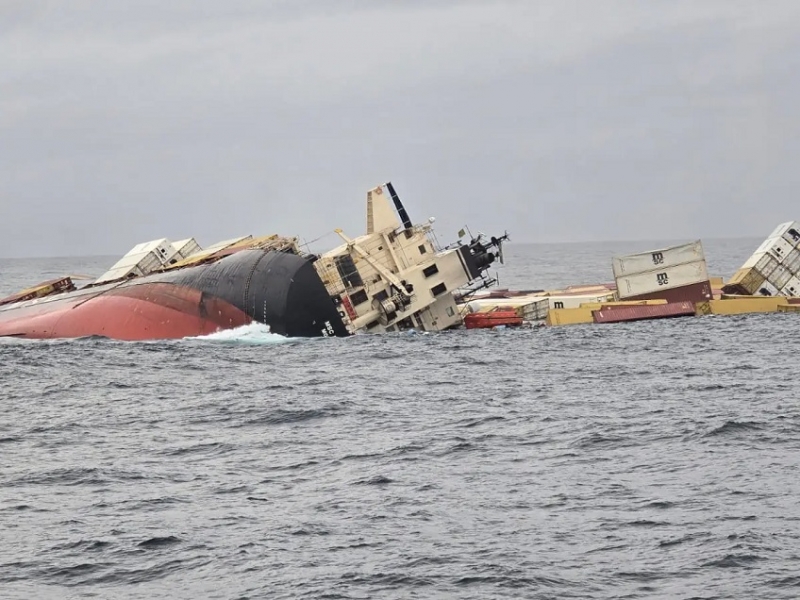 Nave cargo ribaltata al largo delle coste indiane: rischio disastro ambientale
