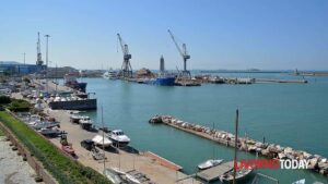 Porto di Livorno, tir in attesa per ore. Cna: ''Addebitare i costi dei ritardi ai committenti''