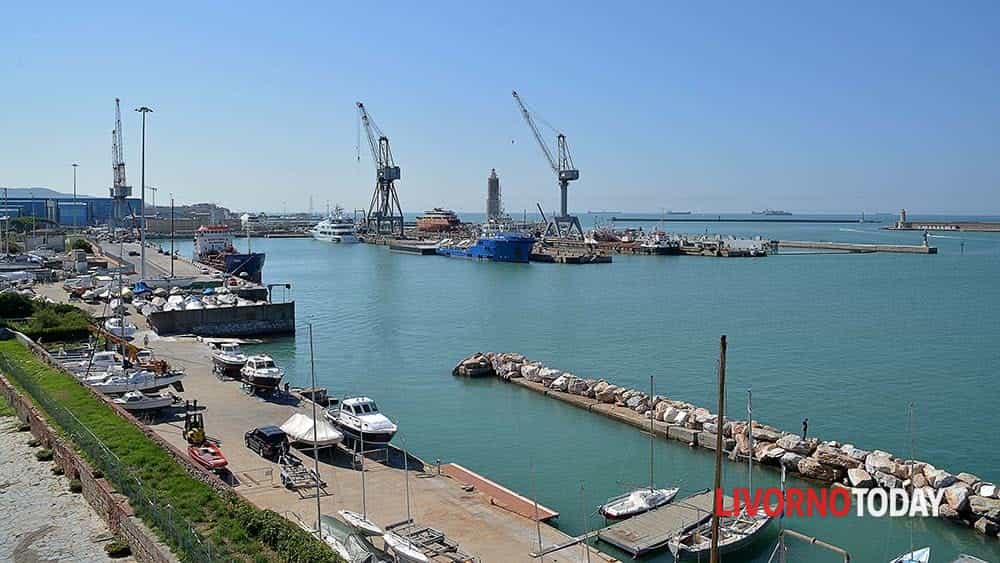 Porto di Livorno, tir in attesa per ore. Cna: ''Addebitare i costi dei ritardi ai committenti''