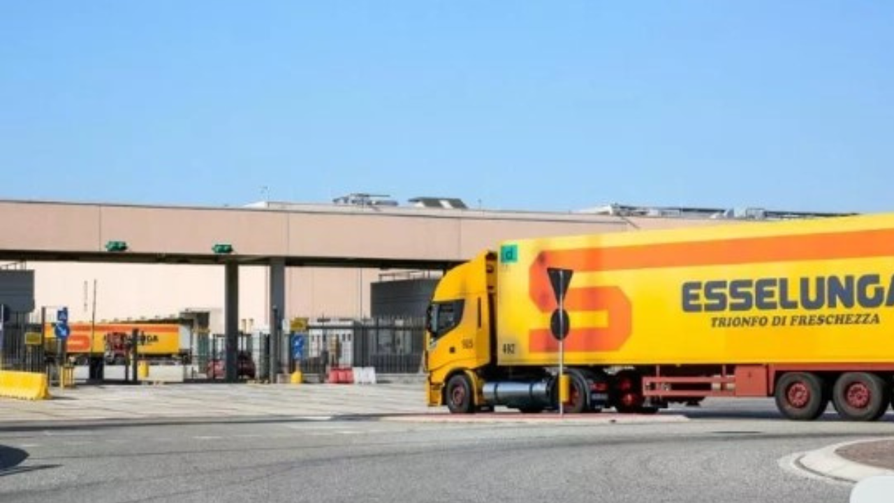 Furti da 50mila euro all’hub Esselunga di Biandrate: coinvolti addetti alla logistica