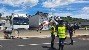 Incidente A1 camion salta la corsia, tre morti su un’ambulanza e 18 feriti