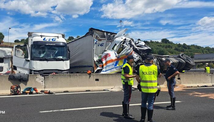 Incidente A1 camion salta la corsia, tre morti su un’ambulanza e 18 feriti