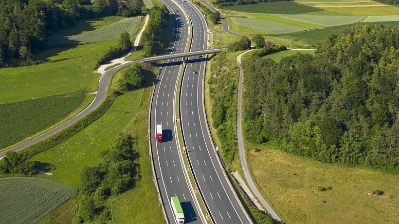 Decarbonizzazione trasporti ostacoli e soluzioni per il futuro net-zero del trasporto su strada transportonline