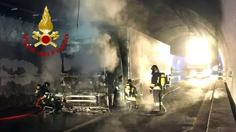 Camion in fiamme sull’A1, riaperto il tratto tra Calenzano e la Direttissima Transportonline