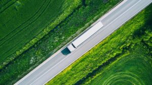Il trasporto merci incide per oltre il 28% sulle emissioni e registra fino al 25% di percorrenze a vuoto: digitalizzazione, energia e intermodalità tra le leve di miglioramento. Transportonline