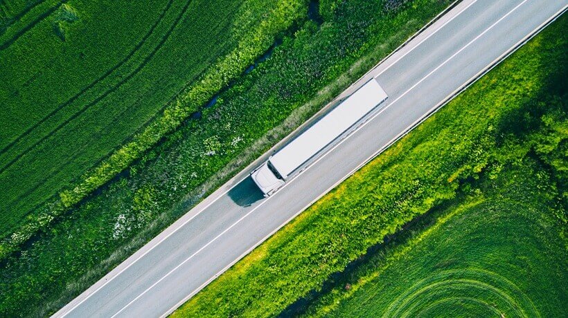 Il trasporto merci incide per oltre il 28% sulle emissioni e registra fino al 25% di percorrenze a vuoto: digitalizzazione, energia e intermodalità tra le leve di miglioramento. Transportonline