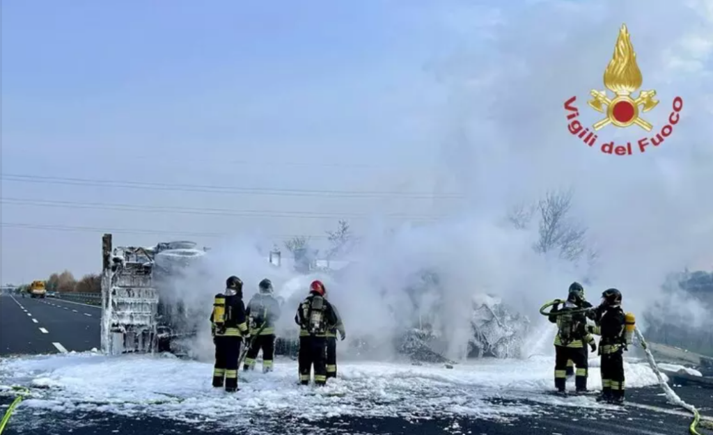 A4, camion tampona cisterna e prende fuoco autista grave