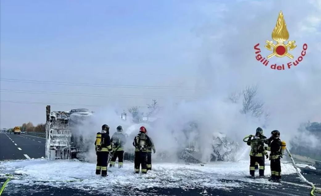 Incidente A4, camion tampona cisterna e prende fuoco: autista grave