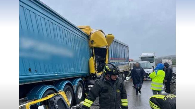 Incidente A14 tamponamento tra tir, traffico in tilt
